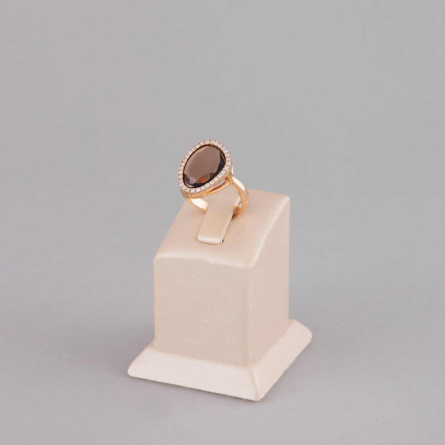 Bague Majestueuse en Or Rose 18 Carats avec Quartz Fumé et Diamants